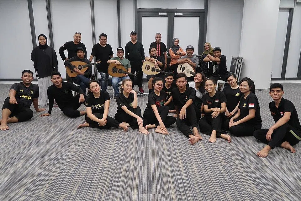 GABUNGAN SENIMAN: Sementara Sriwana menjadi penerbit acara anjuran MAEC Persatuan Rakyat (PA) dan MAEC Kelab Masyarakat Tampines Central. Acara Mesra Berzapin turut dijayakan oleh gabungan penari dan pemuzik dari SG Oudist, Artiste Seni Budaya, Azpirasi, Era Dance Theatre Ltd, Kirana Seni, Perkumpulan Seni Singapura dan Sri Warisan Som Said Performing Arts Ltd. - Foto SRIWANA