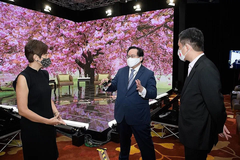 LAWATAN KE MBS: Menteri Tenaga Manusia, Cik Josephine Teo (kiri), dan Menteri Perdagangan dan Perusahaan, Encik Chan Chun Sing (kanan), berbual dengan Naib Presiden konvensyen dan pameran Marina Bay Sands, Encik Ong Wee Min, semasa lawatan ke MBS semalam. - Foto KEMENTERIAN PERDAGANGAN DAN PERUSAHAAN.