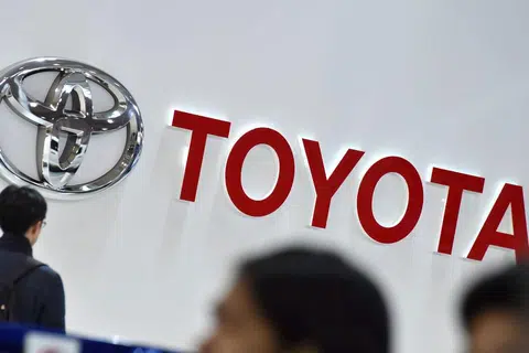 Seperti syarikat lain yang diancam bakal presiden Amerika, Encik Donald Trump, melalui Twitter, ancaman itu membimbangkan industri kereta Jepun, dan harga saham Toyota jatuh di Bursa Saham Tokyo.