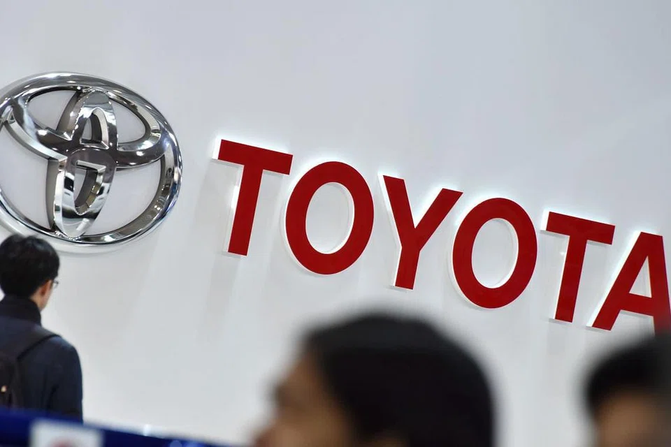Seperti syarikat lain yang diancam bakal presiden Amerika, Encik Donald Trump, melalui Twitter, ancaman itu membimbangkan industri kereta Jepun, dan harga saham Toyota jatuh di Bursa Saham Tokyo.
