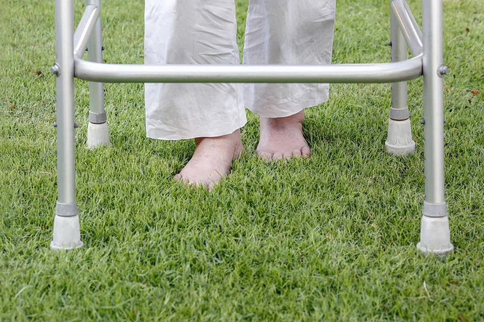 LATIHAN BAGI PESAKIT: Seorang pesakit angin ahmar sedang menjalani latihan berjalan dengan berkaki ayam di atas rumput - Foto hiasan ISTOCKPHOTO