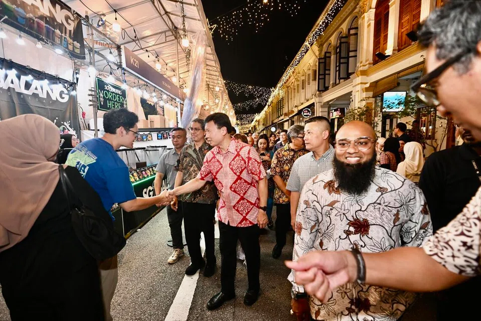Encik Chee berinteraksi dengan pengunjung bazar Kampong Gelam 2026.