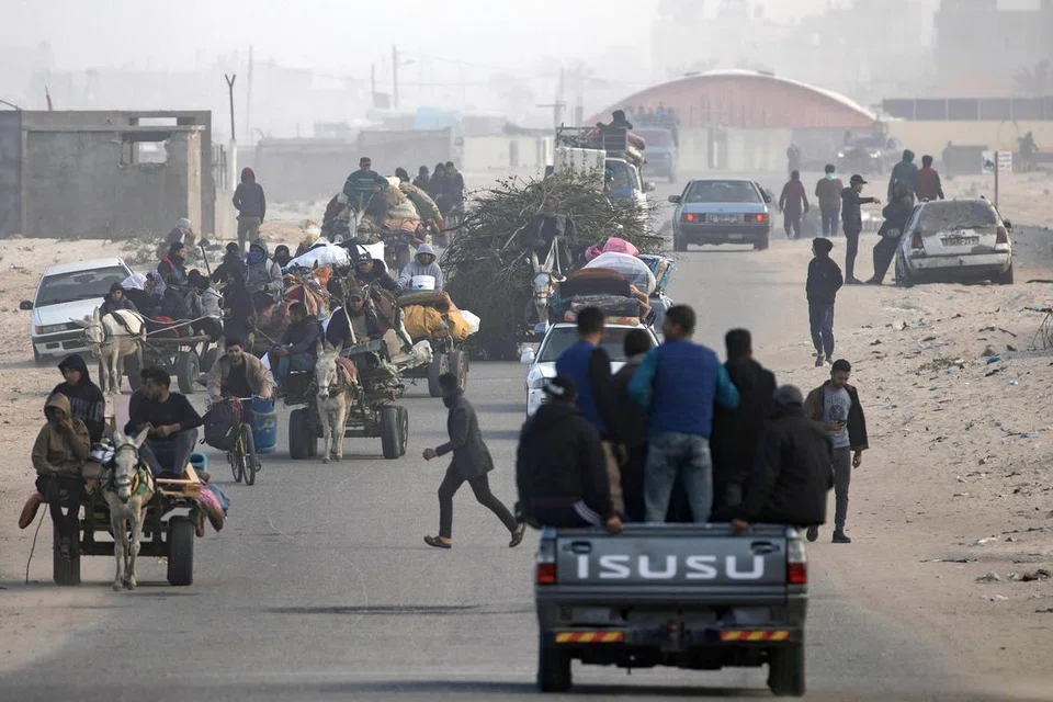 PERANG BELUM TAMAT: Para penduduk Palestin berpusu-pusu meninggalkan kawasan Khan Younis, selatan Gaza,  pada 23 Januari, selepas tentera Israel yang giat melakukan pengeboman mendesak mereka mencari perlindungan di Rafah, dekat sempadan Mesir.