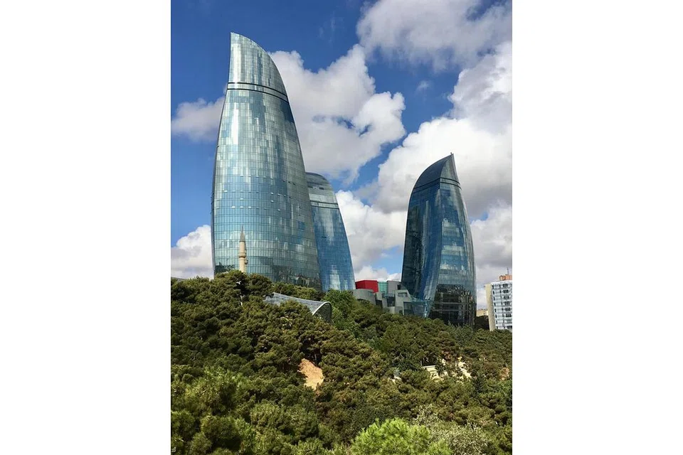 BANDAR CANGGIH: Menara Api, atau Flame Towers, yang terletak di Baku, ibu kota Azerbaijan, mencerminkan bendera negeri itu serta gelarannya sebagai Tanah Berapi.