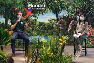 JENAMA BARU: Encik Mike Barclay bersama Cik Suzanne Ho, Naib presiden kanan untuk Jenama & Komunikasi, Kumpulan Mandai Wildlife bercakap bersama pihak media semasa pelancaran jenama baru semalam. - Foto BH oleh CHONG JUN LIANG