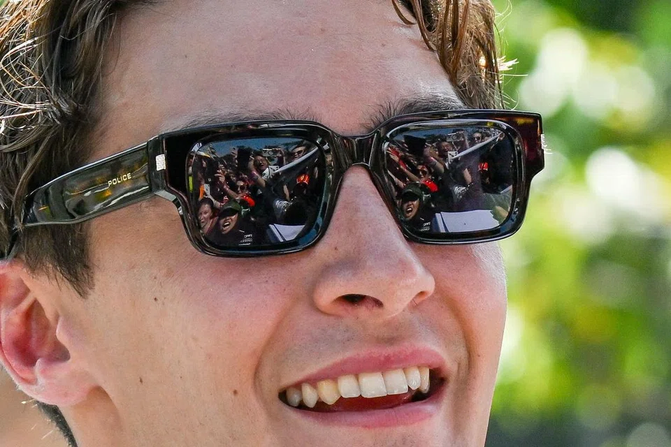 Pemandu Britain, George Russell, dari Mercedes menyapa peminat di luar paddock (tempat duduk utama perlumbaan) semasa Grand Prix (GP) Formula Satu (F1) di Singapura pada 22 September 2024.