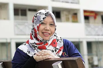 KENANG JASA: Cik Yayah Ambuhang Annatrista berpeluang berkomunikasi dengan penduduk berbilang bangsa. - Foto BH oleh GIN TAY