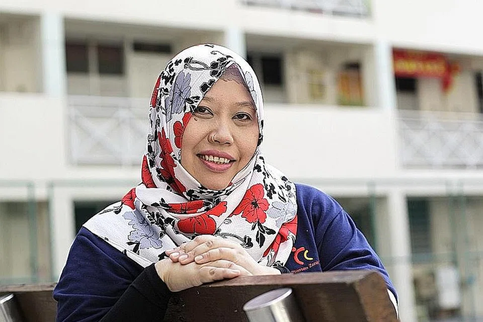 KENANG JASA: Cik Yayah Ambuhang Annatrista berpeluang berkomunikasi dengan penduduk berbilang bangsa. - Foto BH oleh GIN TAY