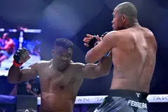 Francis Ngannou (kiri) bertarung menentang Renan Ferreira semasa acara MMA, ‘PFL Super Fights: Battle of the Giants’ di Riyadh, Arab Saudi, pada 19 Oktober.
