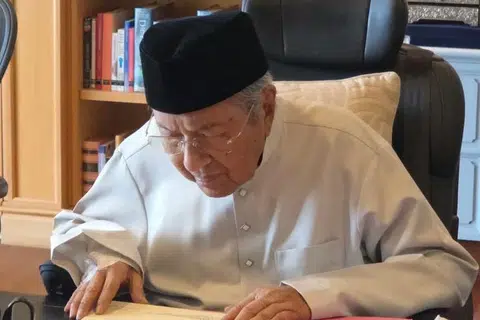 mantan Perdana Menteri Malaysia, Tun Dr Mahathir Mohamad, yang dilihat kembali ke pejabatnya pada 13 Oktober, selepas pemergian isterinya, Allahyarhamha Tun Dr Siti Hasmah Mohamad Ali, telah melegakan ramai pihak