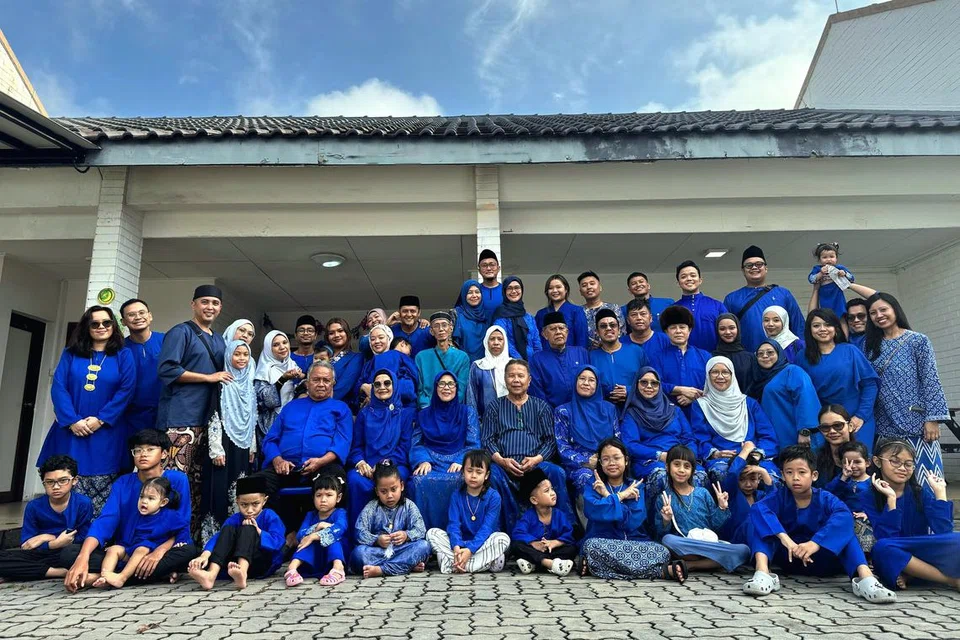 Lebih 50 anggota keluarga daripada empat generasi berkumpul di chalet di daerah Loyang selama tiga hari bermula dari malam Raya untuk menyambut ketibaan Syawal bersama-sama.