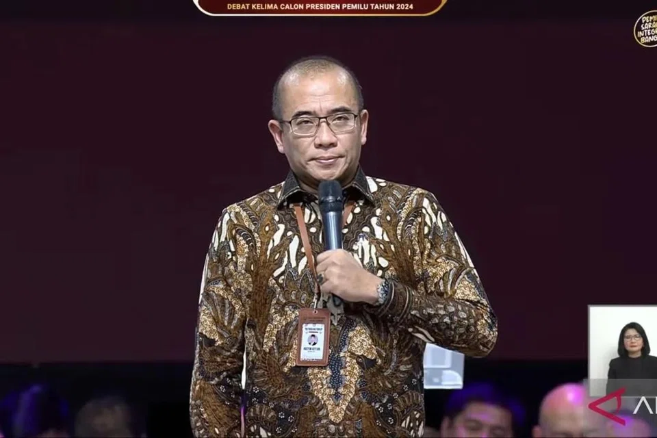 Ketua Suruhanjaya Pemilihan Umum (KPU), Encik Hasyim Asy’ari, membuka perbahasan pusingan akhir debat presiden di Jakarta, Ahad 4 Februari 2024.