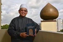 SAYANG DENGAN MASJID: Ustaz Fatris mempunyai hubungan sentimental dengan Masjid Darul Makmur. Lantaran itulah, apabila mendapat tahu mengenai projek peningkatan masjid tersebut, Mantan Mufti ini tergerak untuk mendermakan sebahagian hasil jualan bukunya itu kepada dana pembangunan masjid itu. - Foto BM oleh CHONG JUN LIANG