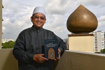 SAYANG DENGAN MASJID: Ustaz Fatris mempunyai hubungan sentimental dengan Masjid Darul Makmur. Lantaran itulah, apabila mendapat tahu mengenai projek peningkatan masjid tersebut, Mantan Mufti ini tergerak untuk mendermakan sebahagian hasil jualan bukunya itu kepada dana pembangunan masjid itu. - Foto BM oleh CHONG JUN LIANG