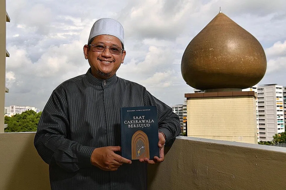 SAYANG DENGAN MASJID: Ustaz Fatris mempunyai hubungan sentimental dengan Masjid Darul Makmur. Lantaran itulah, apabila mendapat tahu mengenai projek peningkatan masjid tersebut, Mantan Mufti ini tergerak untuk mendermakan sebahagian hasil jualan bukunya itu kepada dana pembangunan masjid itu. - Foto BM oleh CHONG JUN LIANG