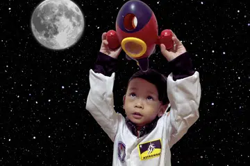 JADI ANGKASAWAN: Anak penulis gemar membayangkan dirinya menjadi angkawasan ke bulan. 