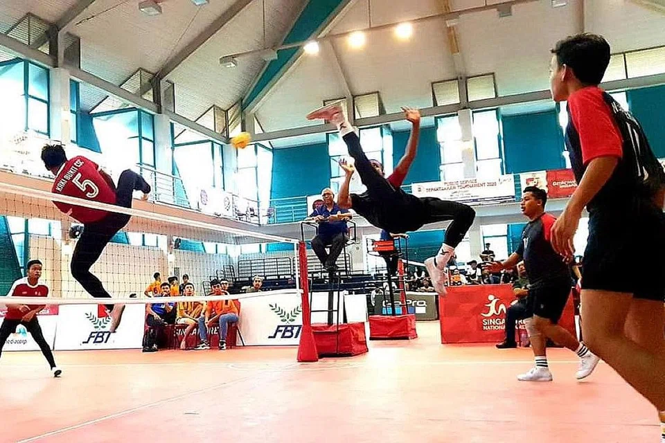 PERTANDINGAN JADI PENTAS PEMILIHAN: Sebahagian bakat setempat beraksi dalam Pertandingan Sepak Takraw Antara Regu Perses Bawah 21 Tahun di Pusat Kecemerlangan Perses pada 8 Mac lalu (gambar atas). Perses akan memantau pemain dalam pertandingan itu dan pertandingan Bawah 17 Tahun serta Regu Terbuka yang diadakan sejak awal bulan ini hingga awal bulan depan untuk mencungkil pemain baru untuk diserap ke dalam pasukan nasional. - Foto-foto PERSES