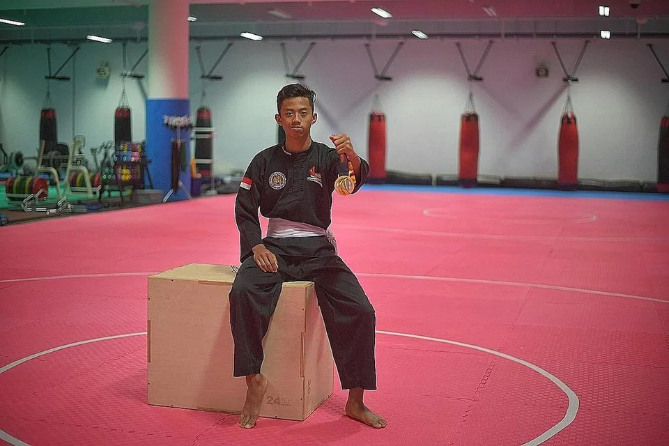 'KEMARUK' EMAS: Muhammad Hazim Mohd Yusli hanya sasar menang pingat emas setiap kali beliau bertanding. - Foto BH oleh ARIFFIN JAMAR