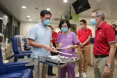 LAWAT PUSAT DIALISIS: Encik Ong Ye Kung (kiri) melihat jarum dialisis yang ditunjukkan Pengurus Jururawat NKF, Cik Pan Mei Yu, semasa lawatannya ke Pusat Dialisis NKF di Hospital Masyarakat Yishun semalam. Bersama mereka ialah CEO Keppel Corporation, Encik Loh Chin Hua (dua dari kanan) dan CEO NKF, Encik Tim Oei (kanan). - Foto BH oleh GIN TAY