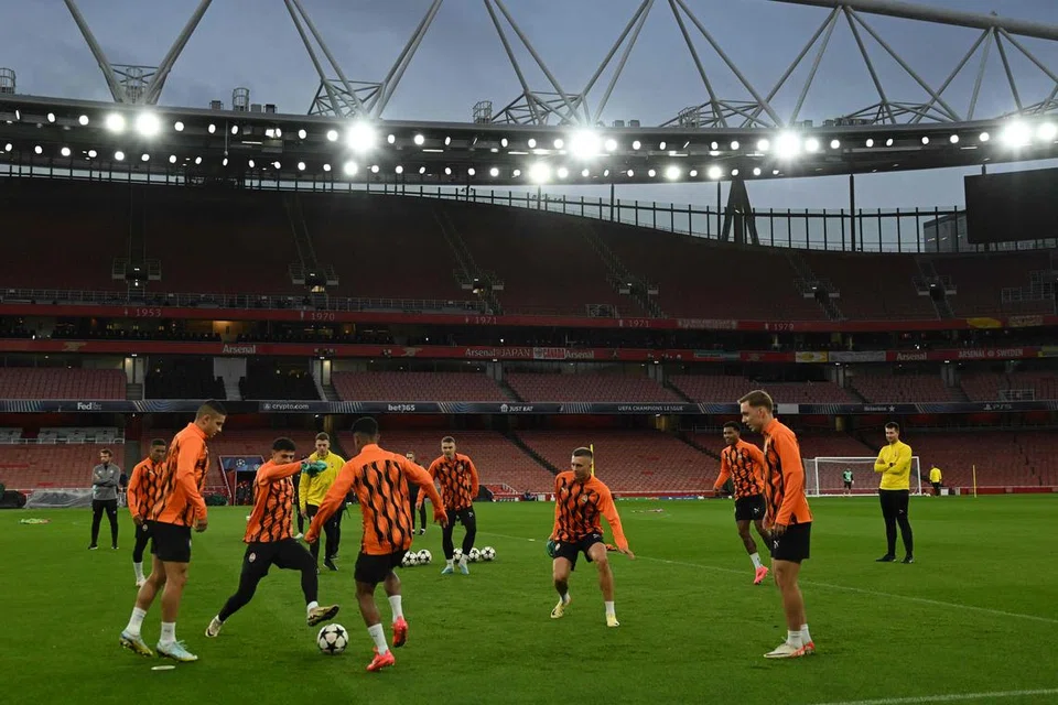 Para pemain Shakhtar Donetsk menjalani latihan di Stadium Emirates di London menjelang perlawanan mereka dengan Arsenal dalam Liga Juara-Juara.