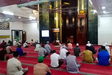 SAMBUT MAULIDUL RASUL LEBIH AWAL: Jemaah di dewan solat Masjid Hasanah semasa hari sambutan Maulud Nabi saw yang diadakan di masjid tersebut pada 25 September lalu. 