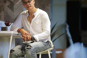 HARGAI PELUANG BERBAKTI DENGAN SENI: Aktivis teater dan pelakon televisyen, Al-Matin Yatim, berharap dapat menyumbang kepada kebajikan berbekalkan kemahiran seni yang dimiliki. - Foto BH oleh GIN TAY
