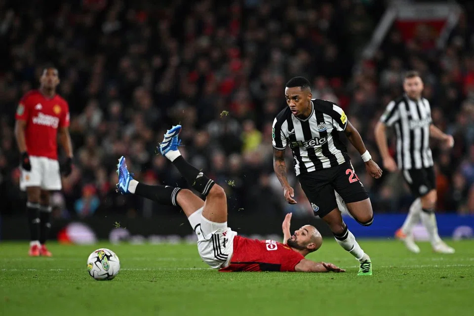 GAGAL PERTAHAN PIALA LIGA: Manchester United, pemegang Piala Liga diaibkan 3-0 di Old Trafford oleh Newcastle yang mereka kalahkan di final musim lalu. 