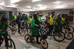 DEMI KESIHATAN DAN PERSAUDARAAN: Sebahagian peserta yang berbasikal sejauh 27 kilometer dari Masjid Assyafaah di Sembawang ke Masjid An-Nahdhah di Bishan dari malam hingga awal pagi dalam acara Night Light Bike Ride. - Foto BELIA MASJID ASSYAFAAH