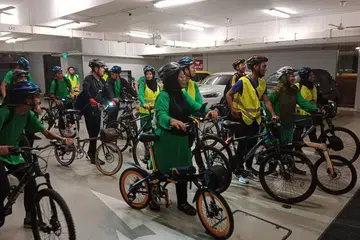 DEMI KESIHATAN DAN PERSAUDARAAN: Sebahagian peserta yang berbasikal sejauh 27 kilometer dari Masjid Assyafaah di Sembawang ke Masjid An-Nahdhah di Bishan dari malam hingga awal pagi dalam acara Night Light Bike Ride. - Foto BELIA MASJID ASSYAFAAH