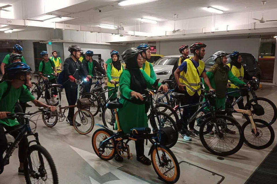 DEMI KESIHATAN DAN PERSAUDARAAN: Sebahagian peserta yang berbasikal sejauh 27 kilometer dari Masjid Assyafaah di Sembawang ke Masjid An-Nahdhah di Bishan dari malam hingga awal pagi dalam acara Night Light Bike Ride. - Foto BELIA MASJID ASSYAFAAH