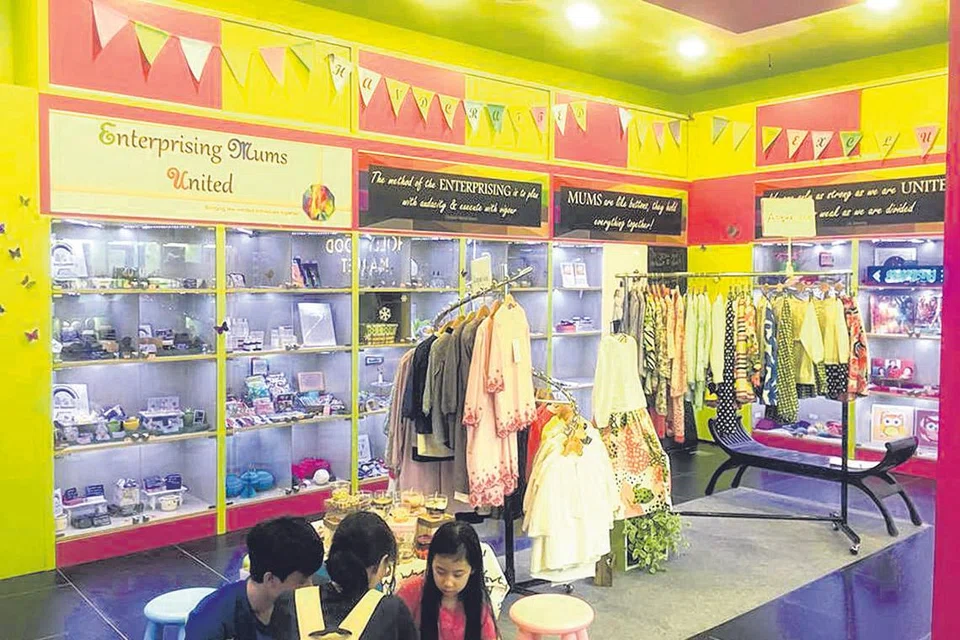 KEDAI 'POP-UP': Kedai Enterprising Mums United (EMU) berkonsep 'pop-up' atau sementara dan terdiri daripada dua unit di tingkat tiga pusat beli-belah OneKM yang sebelum ini kosong. - Foto EMU 