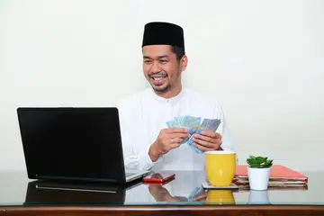 Selepas menunaikan tanggungjawab seperti menyediakan nafkah untuk keluarga, syariat Islam mengizinkan kita menikmati rezeki halal yang diperoleh, selagi kita berbelanja dengan sederhana dan tidak boros.