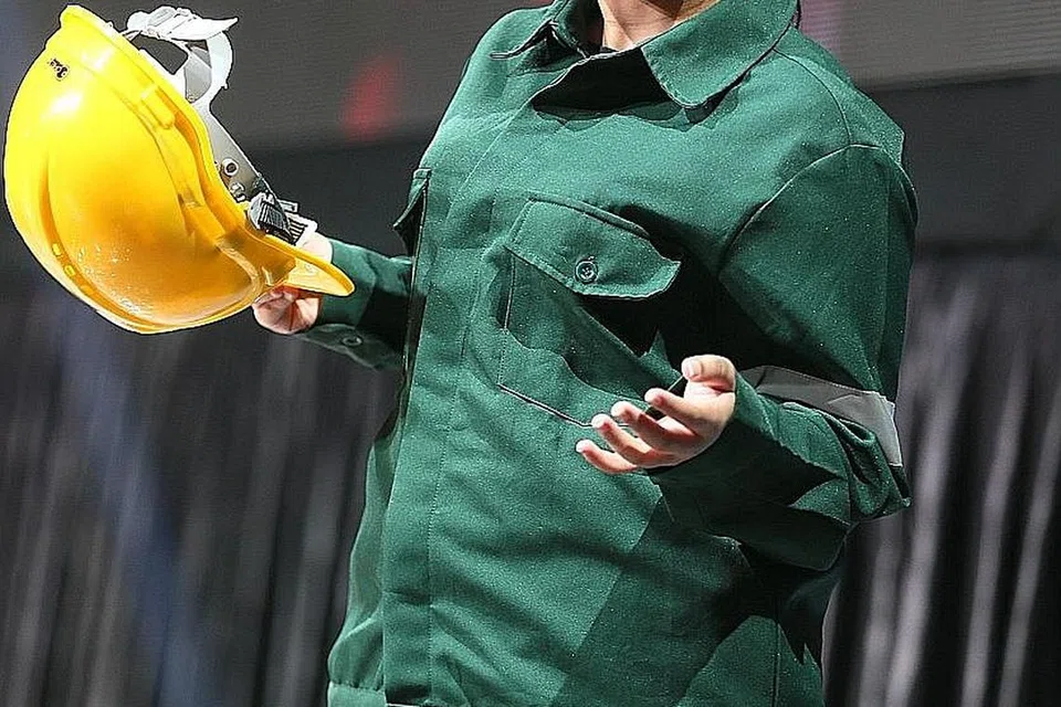 TERUJA DIBERI PELUANG: Dengan pengalaman menari menerusi kegiatan ko-kurikular (CCA), Cik Nur A'Izzah Hamdan dapat membantu dan mengajar penari baru lain gerakan tarian yang tepat dalam Perbarisan Hari Kebangsaan (NDP) tahun ini. - Foto BM oleh JONATHAN CHOO