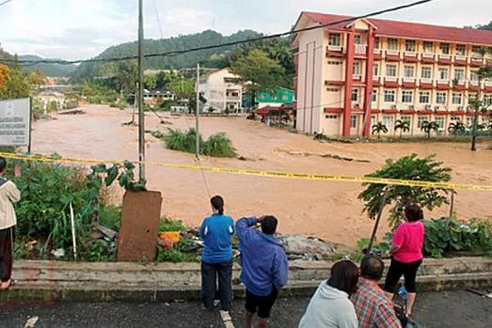 DINAIKI AIR: Penduduk Lembah Bertam melihat Sekolah Jenis Kebangsaan Cina Bertam Valley dinaiki air selepas pintu empangan dibuka susulan hujan lebat di beberapa kawasan di sekitar Cameron Highlands sejak lewat petang kelmarin. - Foto NSTP