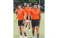TIDAK SABAR MAHU BERAKSI: Pemain New Zealand, Sam Dickson (tengah) semasa sesi latihan di padang Singapore Cricket Club bersama rakan sepasukan Leroy Carter (kiri) dan Tone Ng-Shiu. - Foto FACEBOOK ALL BLACKS SEVENS