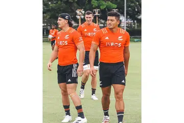 TIDAK SABAR MAHU BERAKSI: Pemain New Zealand, Sam Dickson (tengah) semasa sesi latihan di padang Singapore Cricket Club bersama rakan sepasukan Leroy Carter (kiri) dan Tone Ng-Shiu. - Foto FACEBOOK ALL BLACKS SEVENS