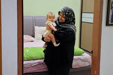 Menurut penyanyi Najwa Latif, 31 tahun, yang telah melahirkan anak perempuannya, Medina Akwa (kiri) pada 2025, beliau tidak mahu menjadikan proses menyusukan anak sebagai alasan bagi perubahan fizikalnya.