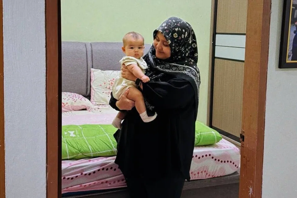 Menurut penyanyi Najwa Latif, 31 tahun, yang telah melahirkan anak perempuannya, Medina Akwa (kiri) pada 2025, beliau tidak mahu menjadikan proses menyusukan anak sebagai alasan bagi perubahan fizikalnya.