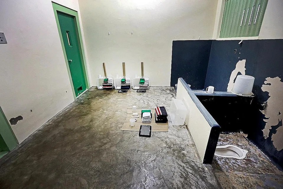 TEMPAT TIDUR: Setiap sel penjara RTC boleh menampung sehingga tujuh orang. - Foto LIANHE ZAOBAO