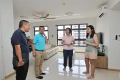 BERAMAH MESRA: Menteri Negara Kanan (Ehwal Luar merangkap Pembangunan Negara), Cik Sim Ann (dua dari kanan), telah melawat projek Clementi North Arc pada Sabtu dan bertemu para penduduk di situ.