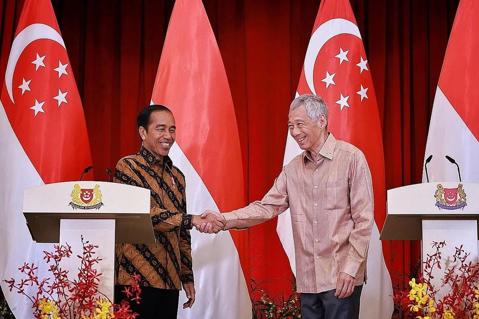 HUBUNGAN KUKUH: Presiden Indonesia, Encik Joko Widodo (kiri), menemui Perdana Menteri, Encik Lee Hsien Loong (kanan), di Istana Khamis. Kededua pemimpin menekankan peri penting hubungan Indonesia dan Singapura yang kukuh demi memberi manfaat bersama. - Foto ST