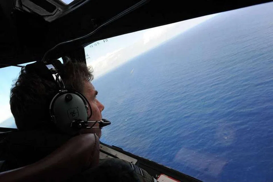 Kru pesawat Angkatan Udara Diraja New Zealand P-3K2 Orion mencari kesan MH370 di Perth pada 13 April 2014.