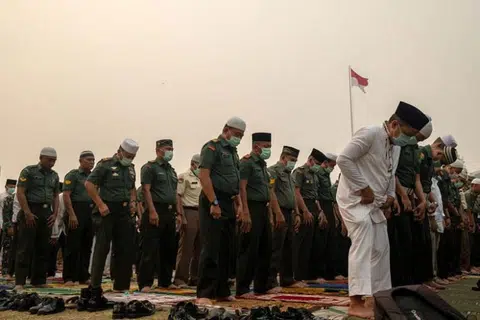 SOLAT HAJAT SUPAYA HUJAN TURUN: Ribuan orang di Pekanbaru, ibu kota Daerah Riau di Sumatra, Indonesia, mengadakan solat hajat berjemaah pada 11 September 2019. -Foto: EPA-EFE