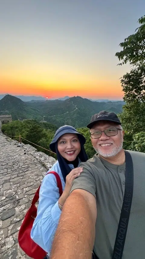 Pasangan Encik Sujimy Mohamad dan Cik Haslinda Ali berkunjung ke Simatai Great Wall di Beijing.