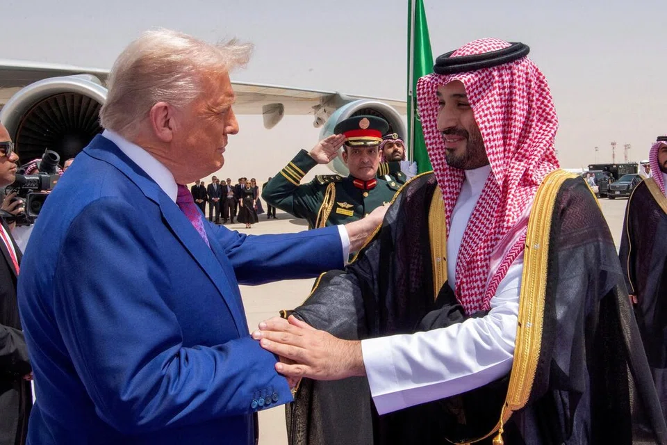 Putera Mahkota Arab Saudi Mohammed Bin Salman (kanan) menyambut kehadiran Presiden Amerika Syarikat Donald Trump di Riyadh pada 13 Mei.