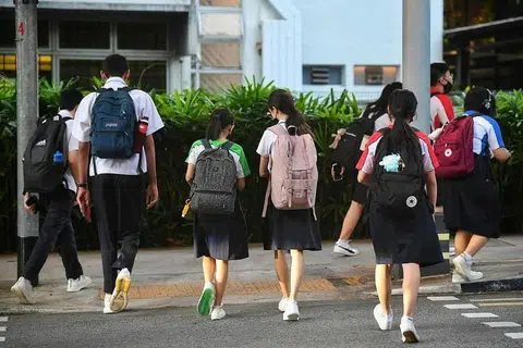 BANTUAN DISEDIAKAN: Subsidi yang diberikan adalah di bawah Skim Bantuan Kewangan MOE yang membayar sebahagian kos perbelanjaan di sekolah. - Foto fail