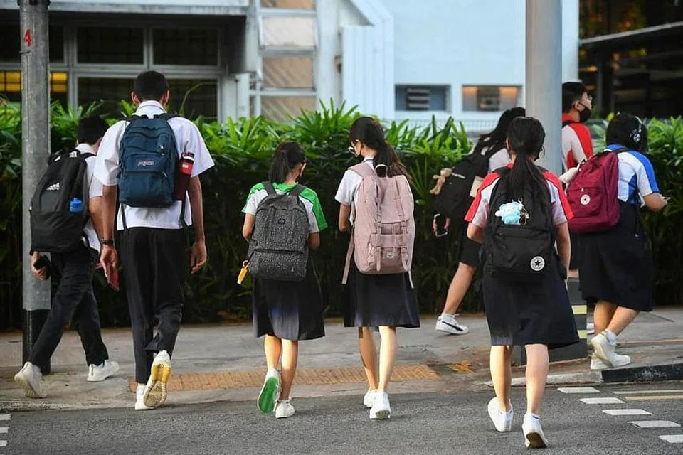 BANTUAN DISEDIAKAN: Subsidi yang diberikan adalah di bawah Skim Bantuan Kewangan MOE yang membayar sebahagian kos perbelanjaan di sekolah. - Foto fail