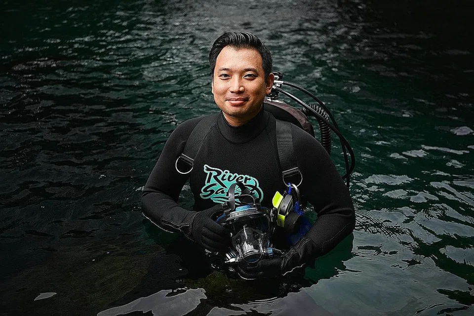 SERONOK BERTUGAS: Pengurus akuarium di River Safari, Encik Muhammad Saufi Suria (atas), berasa seronok menjalankan tugas dekat dengan haiwan laut, menjaga kebajikan mereka di samping mengendalikan operasi. - Foto-foto BH oleh CHONG JUN LIANG