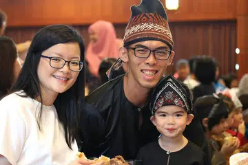 JAYA CEPAI MATLAMAT: Acara memperaga busana Melayu yang memerlukan penyertaan gandingan anak dengan ibu atau bapa berjaya memperkenal kaum lain dengan busana Melayu dan aksesorinya serta mempererat hubungan anak dengan ibu bapa mereka. - Foto KELAB MASYARAKAT BUKIT BATOK EAST