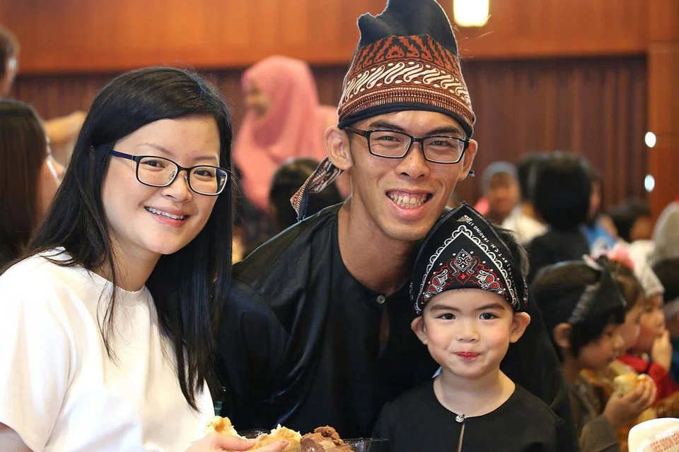 JAYA CEPAI MATLAMAT: Acara memperaga busana Melayu yang memerlukan penyertaan gandingan anak dengan ibu atau bapa berjaya memperkenal kaum lain dengan busana Melayu dan aksesorinya serta mempererat hubungan anak dengan ibu bapa mereka. - Foto KELAB MASYARAKAT BUKIT BATOK EAST